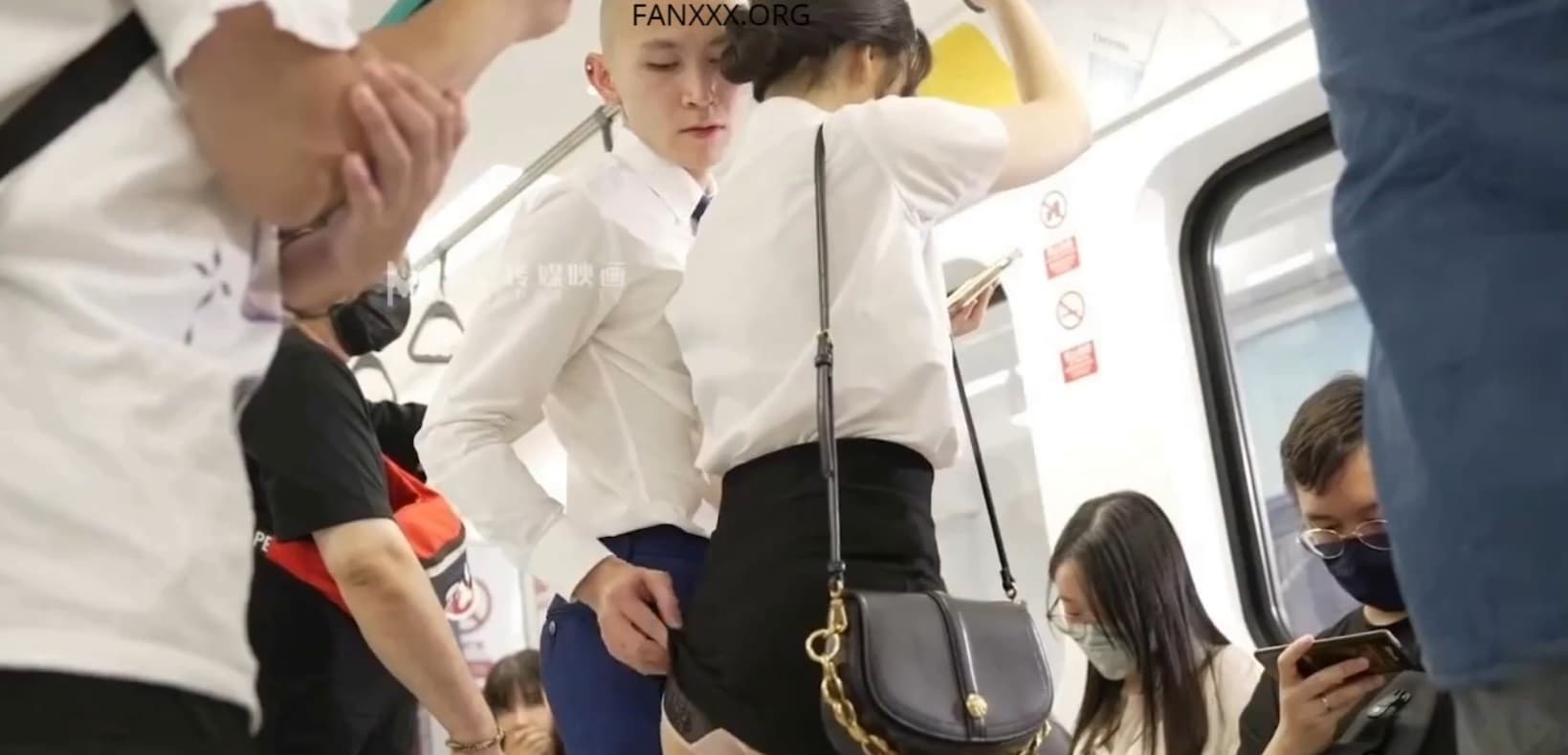 Si Botak Sangean Gak Bisa Tahan Nafsu Melihat Cewek Cantik Dan Seksi Langsung Diserang Dalam Gerbong Kereta